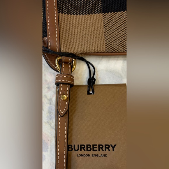 🖤🤎NWT BURBERRY TAUPE BROWN/BLACK CHECK CANVAS WRISTLET🤎🖤
SCENTED WATER INCLUDED - Picture 6 of 12